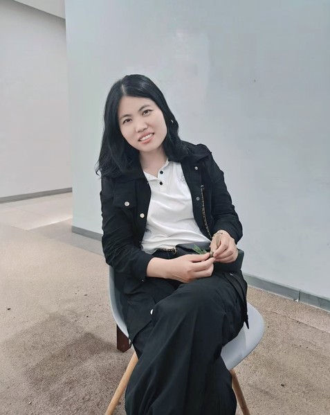潘  艳
